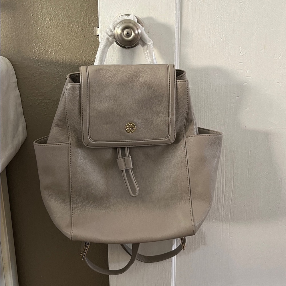 Tory Burch Landon Flap Backpack French Gray Pebbled Leather NWT - Style 31387 - Picture 17 of 17